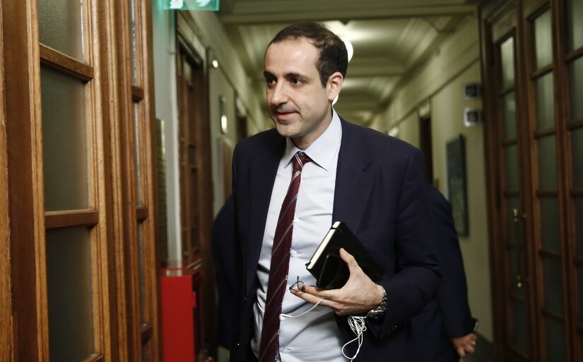 Φουντώνει η κόντρα Μαξίμου-ΠΑΣΟΚ για τις υποκλοπές με φόντο την συνέντευξη Δημητριάδη