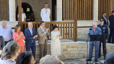 Η δεξίωση για την αποκατάσταση της δημοκρατίας – Μια βροχή θα τους σαρώσει! Μάνος Στεφανίδης