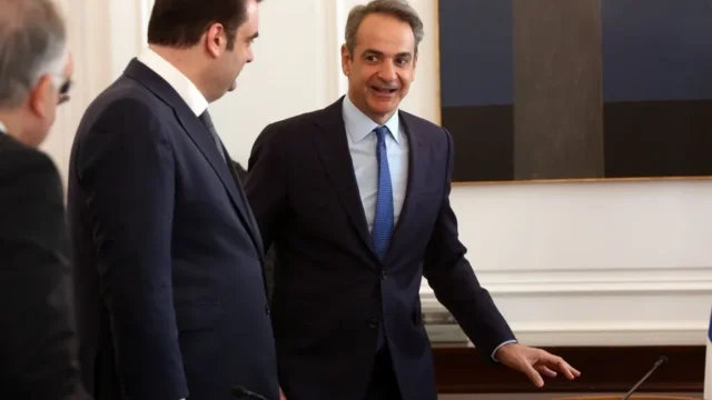 Συντρίβουν την κοινωνία για να εξοφλούν τους δανειστές, (πλεονάσματα) Αναστάσιος Λαυρένζτος