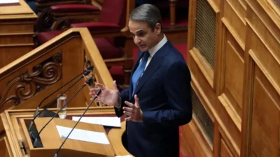 Μετωπική Μητσοτάκη-Ανδρουλάκη στη Βουλή:  Είστε από σπόντα αξιωματική αντιπολίτευση