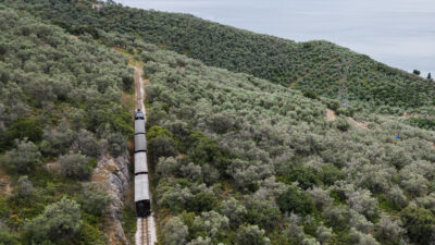 Καλοκαιρινά ταξίδια με παράκτιο τρένο, για μαγευτικές διακοπές χωρίς οδήγηση