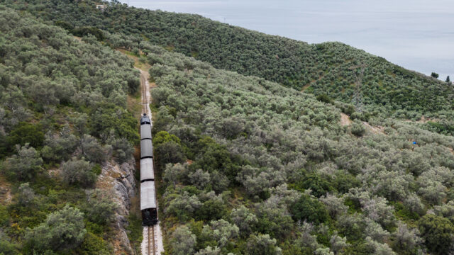 Καλοκαιρινά ταξίδια με παράκτιο τρένο, για μαγευτικές διακοπές χωρίς οδήγηση