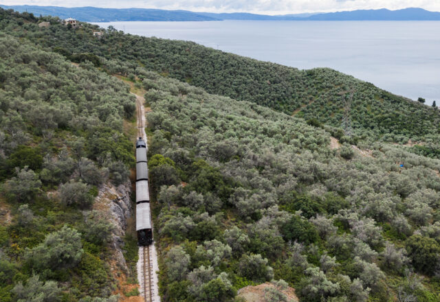 Καλοκαιρινά ταξίδια με παράκτιο τρένο, για μαγευτικές διακοπές χωρίς οδήγηση