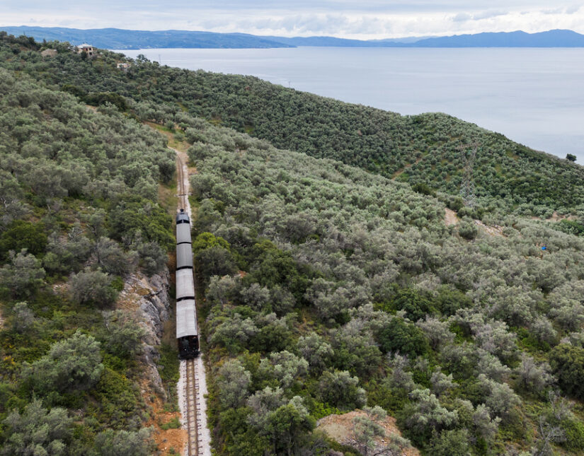 Καλοκαιρινά ταξίδια με παράκτιο τρένο, για μαγευτικές διακοπές χωρίς οδήγηση