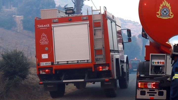 Μάχη με τις αναζωπυρώσεις στο Ρέθυμνο -Καλύτερη η εικόνα σε Άνδρο και Κάλυμνο, δύσκολη η κατάσταση σε Πάρο, Αχαΐα