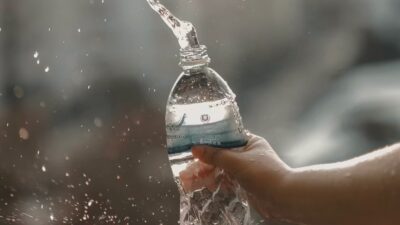 Επιβαρύνει το νερό την πέψη κατά την διάρκεια του καύσωνα;