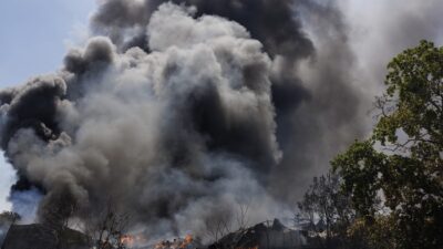 Ανεξέλεγκτη πυρκαγιά στην Οινόη – Καταστροφές και τοξικό νέφος στο Ωραιόκαστρο (video)