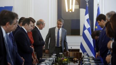 Ξεπουλάει τα ασημικά και ναρκοθετεί την οικονομία ο Κυριάκος, Μάκης Ανδρονόπουλος