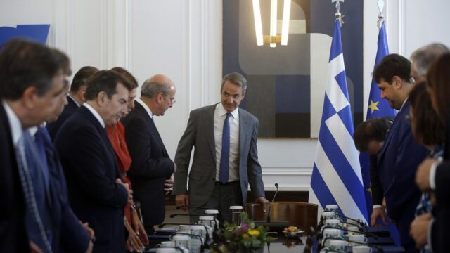 Ξεπουλάει τα ασημικά και ναρκοθετεί την οικονομία ο Κυριάκος, Μάκης Ανδρονόπουλος