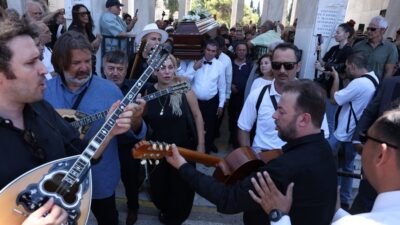 Λίγα λόγια για τους Έλληνες που έφυγαν μέσα στο καλοκαίρι, Δημήτρης Ελέας
