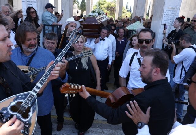 Λίγα λόγια για τους Έλληνες που έφυγαν μέσα στο καλοκαίρι, Δημήτρης Ελέας