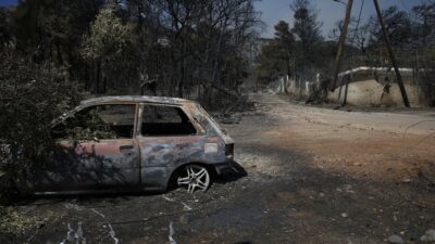 Σε τρία μέτωπα η μάχη με τα πύρινα μέτωπα – Ολική καταστροφή