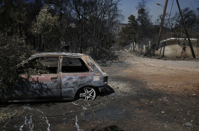 Σε τρία μέτωπα η μάχη με τα πύρινα μέτωπα – Ολική καταστροφή