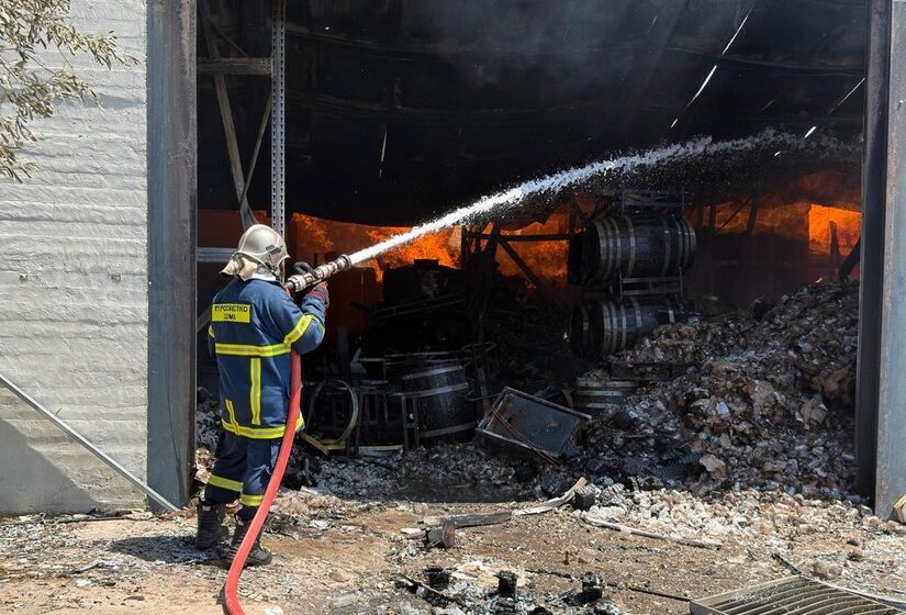 Πυρκαγιά στην Σαλαμίνα κοντά στον ναύσταθμο – Η Πυροσβεστική για τις εκρήξεις