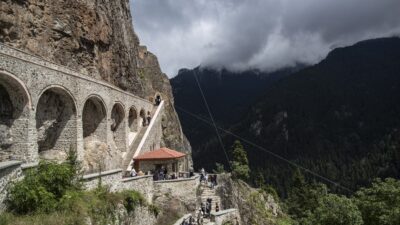 Παναγία Σουμελά: Το θαύμα που κρέμεται στον βράχο, Βάνα Στέλλου