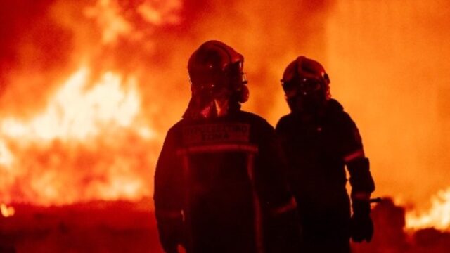 Πέμπτη νύχτα μάχης με τις φλόγες στη Δυτική Αττική – Θλιβερός ο απολογισμός – Πυρά από την αντιπολίτευση