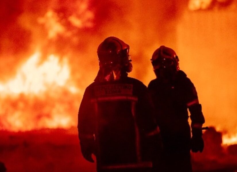 Πέμπτη νύχτα μάχης με τις φλόγες στη Δυτική Αττική – Θλιβερός ο απολογισμός – Πυρά από την αντιπολίτευση