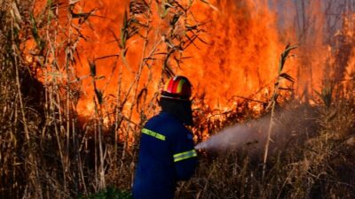Κάηκαν σπίτια στο Πόρτο Γερμενό, απεγκλωβισμοί από την παραλία - Ενισχύονται οι δυνάμεις στην Αιγιαλεία, τι γίνεται με τα άλλα μέτωπα