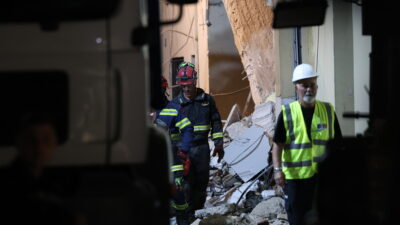 Έκρηξη στην Πλάκα: Ανασύρθηκε ένας νεκρός - Ώρες αγωνίας για τους άλλους πέντε αγνοούμενους