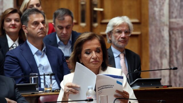 Κυριάκο φύγε, η Ντόρα κρατάει μαχαίρι! Κόμπρα