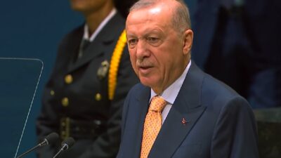 Με την αναφορά στο ΝΑΤΟ, ο Τούρκος πρόεδρος υπενθυμίζει ότι η Τουρκία θεωρεί πως έχει ισχυρό ρόλο και επιρροή μέσα στη Συμμαχία. Και κυρίως, αποφεύγει να μπει σε σενάριο στρατιωτικής σύγκρουσης Ελλάδας–Τουρκίας και λέει ότι είναι προτιμότερο να χρησιμοποιηθεί η διπλωματία ώστε μια τέτοια σύγκρουση να μην προκύψει. Δεν χαρακτηρίζει την ελληνοϊσραηλινή αμυντική συμφωνία απειλή, αλλά ταυτόχρονα αφήνει σαφές μήνυμα ότι η Τουρκία θα εξετάζει τις επιπτώσεις της για τα δικά της συμφέροντα. Συγκεκριμένα ο Τούρκος πρόεδρος ανέφερε: Για την αμυντική συμφωνία Ελλάδας – Ισραήλ: «Οι σχέσεις που αναπτύσσει η Ελλάδα ή οποιαδήποτε άλλη χώρα με τρίτες χώρες αποτελούν δική τους επιλογή. Η Τουρκία δεν θεωρεί κάθε διμερή σχέση ως απειλή που στρέφεται εναντίον της. Ωστόσο, παρακολουθούμε στενά κάθε ενέργεια που ενδέχεται να θέσει σε κίνδυνο την εθνική μας ασφάλεια, τα νόμιμα δικαιώματα και τα συμφέροντά μας. Η Τουρκία διαθέτει ισχυρή θέση και επιρροή στο ΝΑΤΟ. Αντί να συζητούμε τις επιπτώσεις που θα είχε μια υποθετική στρατιωτική αντιπαράθεση για τη Συμμαχία, θα ήταν πιο συνετό να επικεντρωθούμε στη διπλωματία, ώστε να αποτραπεί το ενδεχόμενο να προκύψει μια τέτοια κατάσταση». Ερντογάν για το Ισραήλ: «Το τελευταίο διάστημα, στο Ισραήλ καλλιεργείται μια λανθασμένη αφήγηση, με στόχο να παρουσιαστεί η Τουρκία ως νέα πηγή απειλής. Θεωρούμε ότι αυτή η ρητορική συνδέεται με την εσωτερική πολιτική δυναμική του Ισραήλ και το προεκλογικό κλίμα. Η Τουρκία δεν έχει εχθρότητα απέναντι στον ισραηλινό λαό ούτε απέναντι σε οποιαδήποτε άλλη κοινωνία. Αυτό στο οποίο αντιτιθέμεθα είναι πολιτικές που θεωρούμε ότι παραβιάζουν το διεθνές δίκαιο και ενέργειες που εντείνουν την αστάθεια στην περιοχή μας». • Απαντώντας σε ερώτηση σχετικά με το ενδεχόμενο πολέμου μεταξύ Τουρκίας και Ισραήλ στη Συρία: «Η Τουρκία δεν διαμορφώνει την εξωτερική της πολιτική με βάση σενάρια αναπόφευκτου πολέμου. Η προσέγγισή μας απέναντι στη Συρία είναι σαφής. Στο ίδιο πλαίσιο εντάσσουμε και τις επιθέσεις του Ισραήλ εναντίον της Συρίας. Οι επιθέσεις του Ισραήλ, οι οποίες αγνοούν το διεθνές δίκαιο και τους καθιερωμένους κανόνες, υπονομεύουν ξεκάθαρα την κυριαρχία της Συρίας και καθιστούν δυσκολότερη την εδραίωση της σταθερότητας στην περιοχή. Ωστόσο, η σταθερότητα στη Συρία θα συνέβαλλε στην ειρήνη και την ανάπτυξη σε ολόκληρη την περιοχή μας, συμπεριλαμβανομένου του Ισραήλ».
