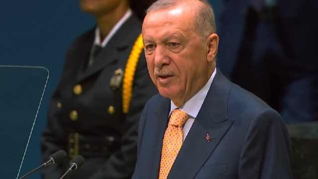 Με την αναφορά στο ΝΑΤΟ, ο Τούρκος πρόεδρος υπενθυμίζει ότι η Τουρκία θεωρεί πως έχει ισχυρό ρόλο και επιρροή μέσα στη Συμμαχία. Και κυρίως, αποφεύγει να μπει σε σενάριο στρατιωτικής σύγκρουσης Ελλάδας–Τουρκίας και λέει ότι είναι προτιμότερο να χρησιμοποιηθεί η διπλωματία ώστε μια τέτοια σύγκρουση να μην προκύψει. Δεν χαρακτηρίζει την ελληνοϊσραηλινή αμυντική συμφωνία απειλή, αλλά ταυτόχρονα αφήνει σαφές μήνυμα ότι η Τουρκία θα εξετάζει τις επιπτώσεις της για τα δικά της συμφέροντα. Συγκεκριμένα ο Τούρκος πρόεδρος ανέφερε: Για την αμυντική συμφωνία Ελλάδας – Ισραήλ: «Οι σχέσεις που αναπτύσσει η Ελλάδα ή οποιαδήποτε άλλη χώρα με τρίτες χώρες αποτελούν δική τους επιλογή. Η Τουρκία δεν θεωρεί κάθε διμερή σχέση ως απειλή που στρέφεται εναντίον της. Ωστόσο, παρακολουθούμε στενά κάθε ενέργεια που ενδέχεται να θέσει σε κίνδυνο την εθνική μας ασφάλεια, τα νόμιμα δικαιώματα και τα συμφέροντά μας. Η Τουρκία διαθέτει ισχυρή θέση και επιρροή στο ΝΑΤΟ. Αντί να συζητούμε τις επιπτώσεις που θα είχε μια υποθετική στρατιωτική αντιπαράθεση για τη Συμμαχία, θα ήταν πιο συνετό να επικεντρωθούμε στη διπλωματία, ώστε να αποτραπεί το ενδεχόμενο να προκύψει μια τέτοια κατάσταση». Ερντογάν για το Ισραήλ: «Το τελευταίο διάστημα, στο Ισραήλ καλλιεργείται μια λανθασμένη αφήγηση, με στόχο να παρουσιαστεί η Τουρκία ως νέα πηγή απειλής. Θεωρούμε ότι αυτή η ρητορική συνδέεται με την εσωτερική πολιτική δυναμική του Ισραήλ και το προεκλογικό κλίμα. Η Τουρκία δεν έχει εχθρότητα απέναντι στον ισραηλινό λαό ούτε απέναντι σε οποιαδήποτε άλλη κοινωνία. Αυτό στο οποίο αντιτιθέμεθα είναι πολιτικές που θεωρούμε ότι παραβιάζουν το διεθνές δίκαιο και ενέργειες που εντείνουν την αστάθεια στην περιοχή μας». • Απαντώντας σε ερώτηση σχετικά με το ενδεχόμενο πολέμου μεταξύ Τουρκίας και Ισραήλ στη Συρία: «Η Τουρκία δεν διαμορφώνει την εξωτερική της πολιτική με βάση σενάρια αναπόφευκτου πολέμου. Η προσέγγισή μας απέναντι στη Συρία είναι σαφής. Στο ίδιο πλαίσιο εντάσσουμε και τις επιθέσεις του Ισραήλ εναντίον της Συρίας. Οι επιθέσεις του Ισραήλ, οι οποίες αγνοούν το διεθνές δίκαιο και τους καθιερωμένους κανόνες, υπονομεύουν ξεκάθαρα την κυριαρχία της Συρίας και καθιστούν δυσκολότερη την εδραίωση της σταθερότητας στην περιοχή. Ωστόσο, η σταθερότητα στη Συρία θα συνέβαλλε στην ειρήνη και την ανάπτυξη σε ολόκληρη την περιοχή μας, συμπεριλαμβανομένου του Ισραήλ».