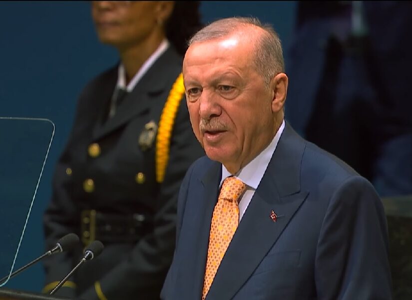 Με την αναφορά στο ΝΑΤΟ, ο Τούρκος πρόεδρος υπενθυμίζει ότι η Τουρκία θεωρεί πως έχει ισχυρό ρόλο και επιρροή μέσα στη Συμμαχία. Και κυρίως, αποφεύγει να μπει σε σενάριο στρατιωτικής σύγκρουσης Ελλάδας–Τουρκίας και λέει ότι είναι προτιμότερο να χρησιμοποιηθεί η διπλωματία ώστε μια τέτοια σύγκρουση να μην προκύψει. Δεν χαρακτηρίζει την ελληνοϊσραηλινή αμυντική συμφωνία απειλή, αλλά ταυτόχρονα αφήνει σαφές μήνυμα ότι η Τουρκία θα εξετάζει τις επιπτώσεις της για τα δικά της συμφέροντα. Συγκεκριμένα ο Τούρκος πρόεδρος ανέφερε: Για την αμυντική συμφωνία Ελλάδας – Ισραήλ: «Οι σχέσεις που αναπτύσσει η Ελλάδα ή οποιαδήποτε άλλη χώρα με τρίτες χώρες αποτελούν δική τους επιλογή. Η Τουρκία δεν θεωρεί κάθε διμερή σχέση ως απειλή που στρέφεται εναντίον της. Ωστόσο, παρακολουθούμε στενά κάθε ενέργεια που ενδέχεται να θέσει σε κίνδυνο την εθνική μας ασφάλεια, τα νόμιμα δικαιώματα και τα συμφέροντά μας. Η Τουρκία διαθέτει ισχυρή θέση και επιρροή στο ΝΑΤΟ. Αντί να συζητούμε τις επιπτώσεις που θα είχε μια υποθετική στρατιωτική αντιπαράθεση για τη Συμμαχία, θα ήταν πιο συνετό να επικεντρωθούμε στη διπλωματία, ώστε να αποτραπεί το ενδεχόμενο να προκύψει μια τέτοια κατάσταση». Ερντογάν για το Ισραήλ: «Το τελευταίο διάστημα, στο Ισραήλ καλλιεργείται μια λανθασμένη αφήγηση, με στόχο να παρουσιαστεί η Τουρκία ως νέα πηγή απειλής. Θεωρούμε ότι αυτή η ρητορική συνδέεται με την εσωτερική πολιτική δυναμική του Ισραήλ και το προεκλογικό κλίμα. Η Τουρκία δεν έχει εχθρότητα απέναντι στον ισραηλινό λαό ούτε απέναντι σε οποιαδήποτε άλλη κοινωνία. Αυτό στο οποίο αντιτιθέμεθα είναι πολιτικές που θεωρούμε ότι παραβιάζουν το διεθνές δίκαιο και ενέργειες που εντείνουν την αστάθεια στην περιοχή μας». • Απαντώντας σε ερώτηση σχετικά με το ενδεχόμενο πολέμου μεταξύ Τουρκίας και Ισραήλ στη Συρία: «Η Τουρκία δεν διαμορφώνει την εξωτερική της πολιτική με βάση σενάρια αναπόφευκτου πολέμου. Η προσέγγισή μας απέναντι στη Συρία είναι σαφής. Στο ίδιο πλαίσιο εντάσσουμε και τις επιθέσεις του Ισραήλ εναντίον της Συρίας. Οι επιθέσεις του Ισραήλ, οι οποίες αγνοούν το διεθνές δίκαιο και τους καθιερωμένους κανόνες, υπονομεύουν ξεκάθαρα την κυριαρχία της Συρίας και καθιστούν δυσκολότερη την εδραίωση της σταθερότητας στην περιοχή. Ωστόσο, η σταθερότητα στη Συρία θα συνέβαλλε στην ειρήνη και την ανάπτυξη σε ολόκληρη την περιοχή μας, συμπεριλαμβανομένου του Ισραήλ».