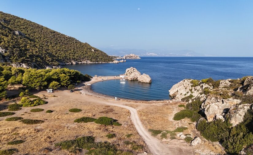 Μυλοκοπή: Η παραλία κοντά στην Αθήνα που μοιάζει με εξωτικό νησί, Θεόφιλος Μπάμπουλης