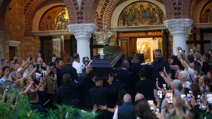 Σε λίγη ώρα η εξόδιος ακολουθία του Γιώργου Μαζωνάκη - Πλήθος κόσμου στη Νίκαια