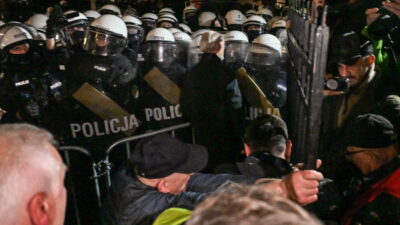 Αστυνομικός κλοιός γύρω από το Συνταγματικό Δικαστήριο στην Πολωνία - Εσπευσμένα επέστρεψε ο Ναβρότσκι