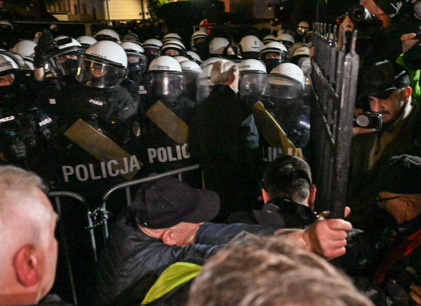 Αστυνομικός κλοιός γύρω από το Συνταγματικό Δικαστήριο στην Πολωνία - Εσπευσμένα επέστρεψε ο Ναβρότσκι