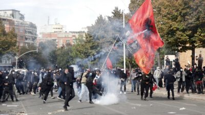 Πρωτοφανή επεισόδια στην Αλβανία (video) – Στις φλόγες κυβερνητικά κτίρια – Ράμα: Δεν παραιτούμαι