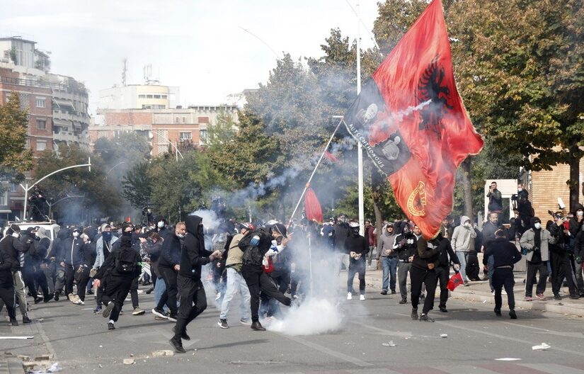 Πρωτοφανή επεισόδια στην Αλβανία (video) – Στις φλόγες κυβερνητικά κτίρια – Ράμα: Δεν παραιτούμαι