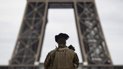 Στρατό κατεβάζει και η Γαλλία (video) – 8η μέρα έντασης στην Αλβανία – Επίδειξη δύναμης από Μελόνι