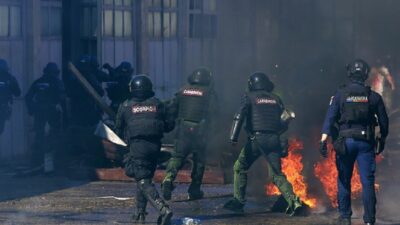 Ξύλο και εντός αλβανικής Βουλής! (video) – Αλεξιπτωτιστές στο Μιλάνο – Απαγόρευση διαδηλώσεων στην Γαλλία