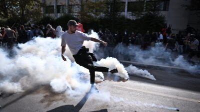 Χρειάστηκε η λαϊκή οργή για να μείνει μια γιαγιά (γριούλα) στο σπίτι της... Απόστολος Αποστολόπουλος