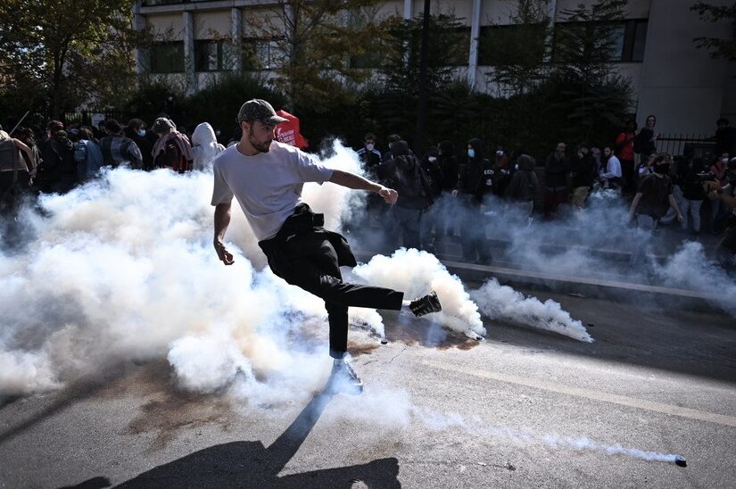 Χρειάστηκε η λαϊκή οργή για να μείνει μια γιαγιά (γριούλα) στο σπίτι της... Απόστολος Αποστολόπουλος
