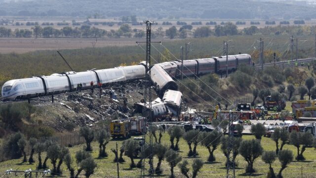 Πενθεί η Ισπανία – Οι πρώτες εκτιμήσεις για την σιδηροδρομική τραγωδία (videos)