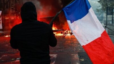Νύχτα συγκρούσεων, λεηλασιών και τρόμου στη Γαλλία (vid) – Χάος στα Τίρανα – Επεισόδια και στην Ιταλία