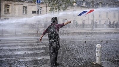 Η λαϊκή δυσαρέσκεια κλυδωνίζει την Ευρώπη