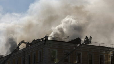 Αποκομμένο το μισό Κίεβο μετά τα πλήγματα σε γέφυρες (video) – Μόσχα σε μη Ουκρανούς: «Κινδυνεύετε»